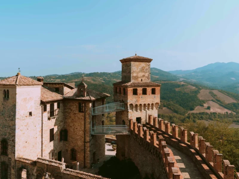 Vista sul camminamento di ronda del castello di VIgoleno, con torre e passaggio verso gli appartamenti